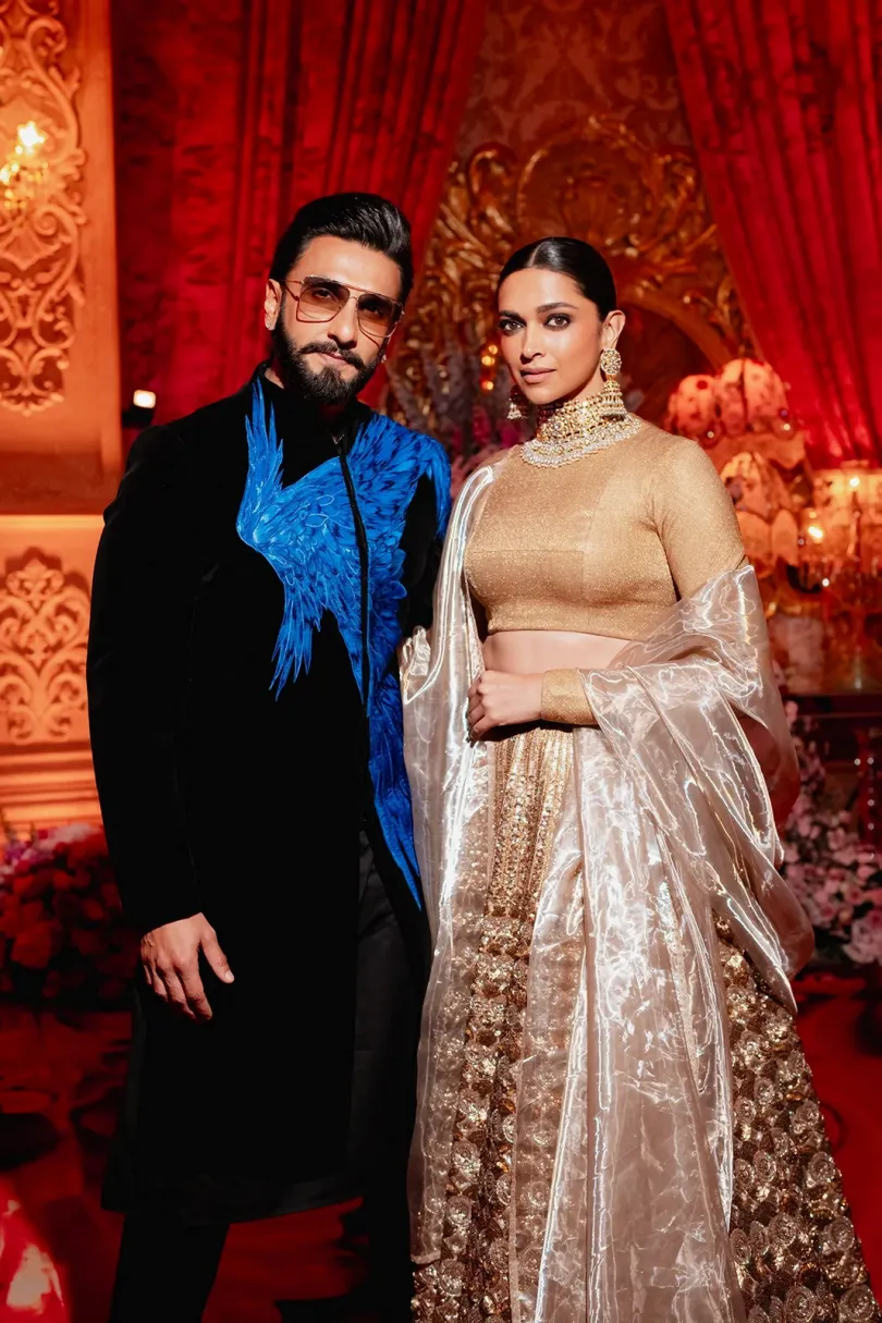 Balra Ranveer Singh színész és felesége, Deepika Padukone, India legjobban fizetett színésznője. Jobbra Saif Ali Khan és felesége, Kareena Kapoor Khan színésznő és fiuk, Taimur Ali – Fotó: Reliance Industries