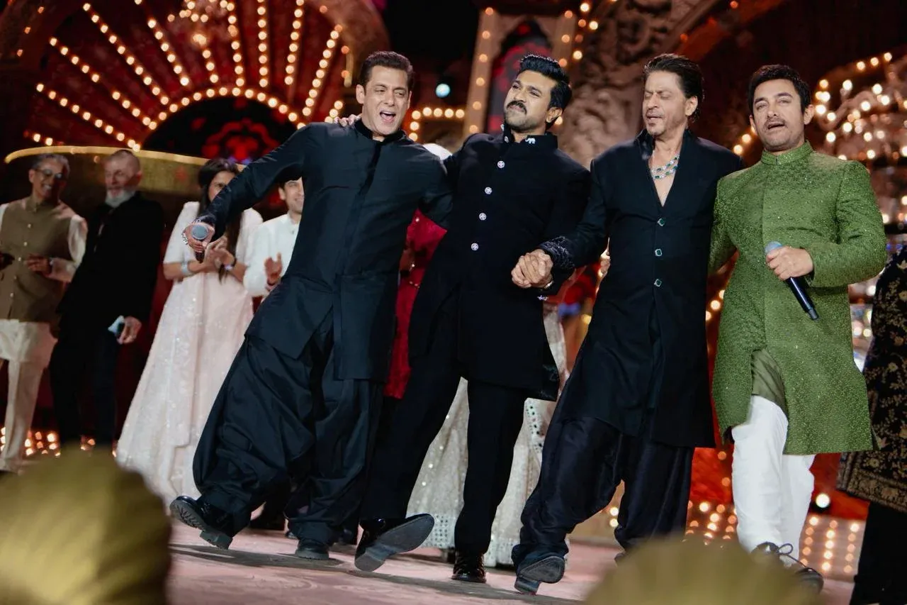Szalmán Hán, Ram Charan, Sáhruh Hán és Amir Hán a színpadon Anant Ambani előesküvőjén – Fotó: Reliance Industries / Reuters