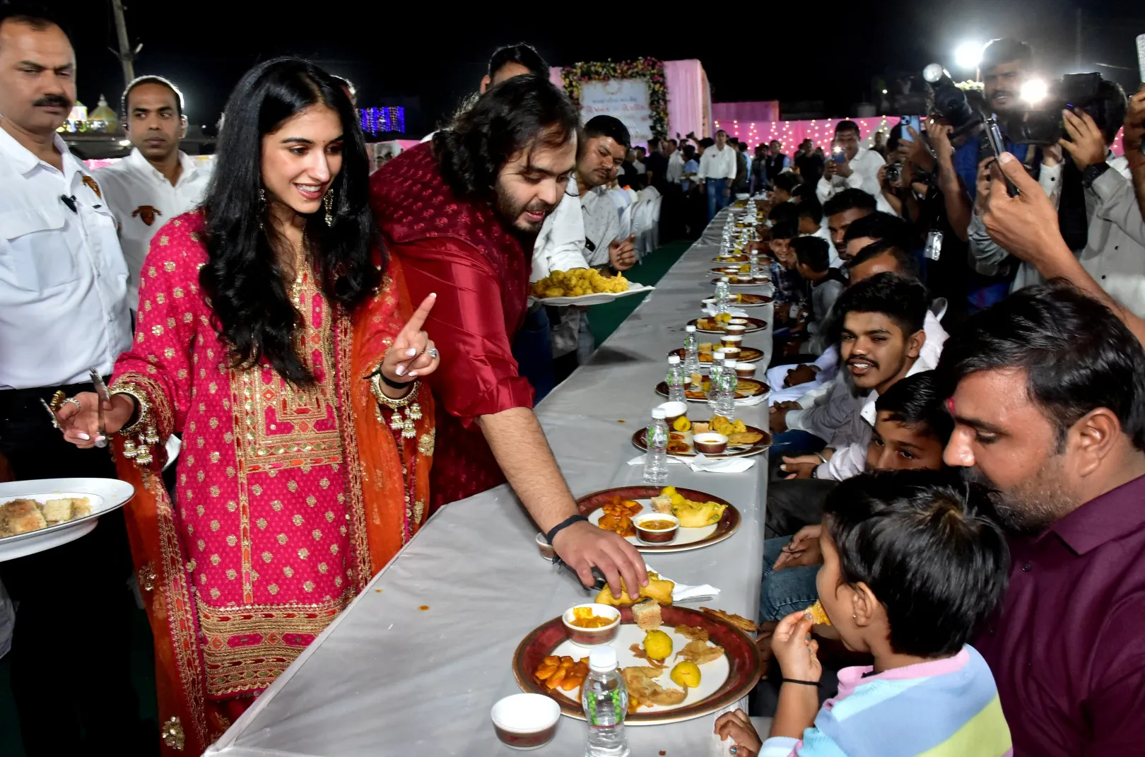 Anant Ambani, Mukesh Ambani, a Reliance Industries elnökének fia és Radhika Merchant, Viren Merchant iparmágnás lánya hagyományos gudzsarati ételeket szolgálnak fel a falusiaknak az esküvő előtti ünnepségük előtt – Fotó: Reuters