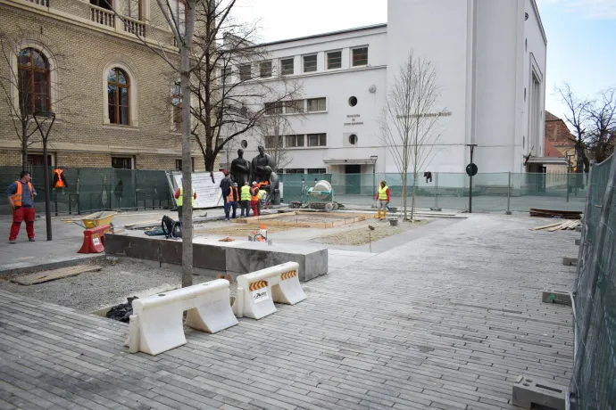 Elkezdték visszaépíteni az Erdélyi Iskola szoborcsoport talapzatát