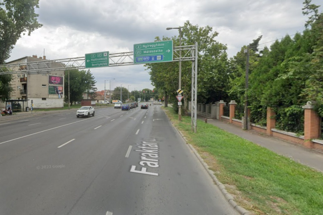 Két összeütköző autó sodort el gyalogosokat a járdán Debrecenben, egy ember meghalt