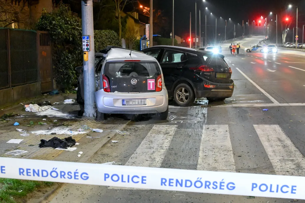 Két összeütköző autó sodort el gyalogosokat a járdán Debrecenben, egy ember meghalt
