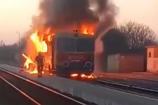 Nagy lángokkal égett ki egy motorvonat Vámospércsen