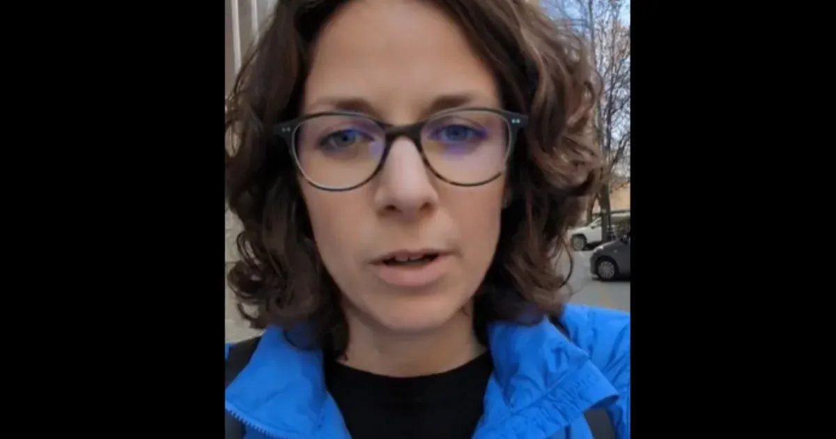 Beidézte a rendőrség Orosz Annát a Sándor-palota elé kilógatott „pedofilvédő Novák Katalin” felirat miatt