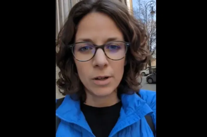 Beidézte a rendőrség Orosz Annát a Sándor-palota elé kilógatott „pedofilvédő Novák Katalin” felirat miatt