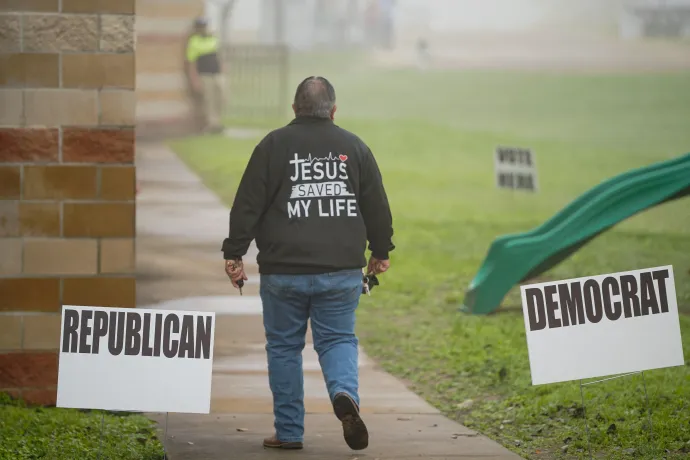 Egy férfi baktat szavazni a texasi Rio Grande Cityben. Pulcsiján a felirat: „Jézus megmentette az életem” – Fotó: Cheney Orr / Reuters