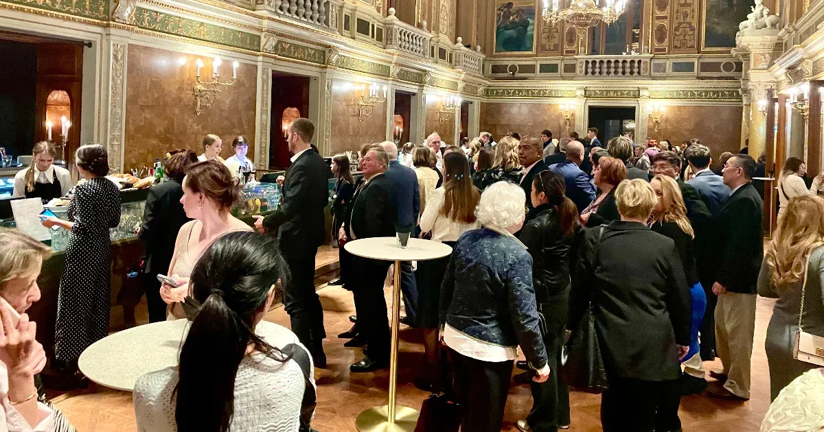 Leteszteltük az ország jelenleg leghíresebb büféjét, az Operaház Feszty Bárját