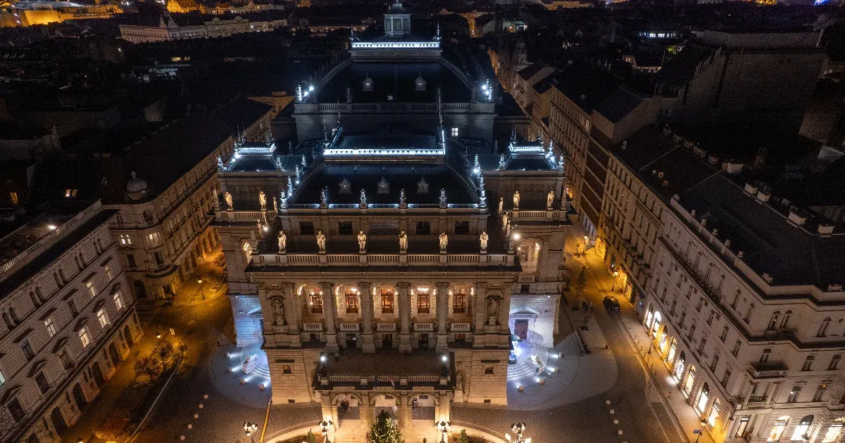 „Szokatlan, hogy a Carmina Buranába szünetet iktatnak be” – mondják a mű szerzőjének képviselői