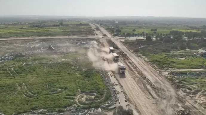 Az izraeli hadsereg által kiadott videofelvételen segélyt szállító teherautók haladnak a Gázai övezetben – Fotó: Israel Defense Forces / Reuters