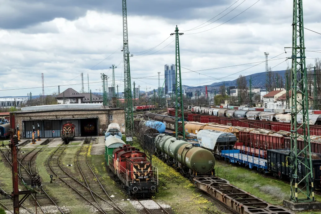Mostantól csak különösen indokolt esetben lehet új embert felvenni az üres pozíciókba a MÁV-nál