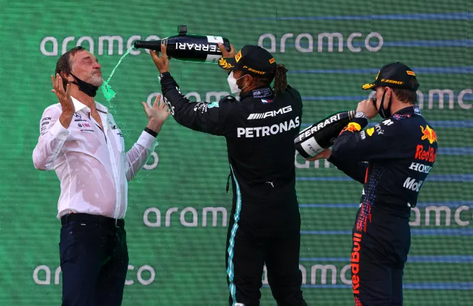 Lewis Hamilton, a Mercedes pilótája locsolja pezsgővel Jim Ratcliffe-et, miután megnyerte a 2021-es Spanyol Nagydíjat – Fotó: Bryn Lennon / Getty Images