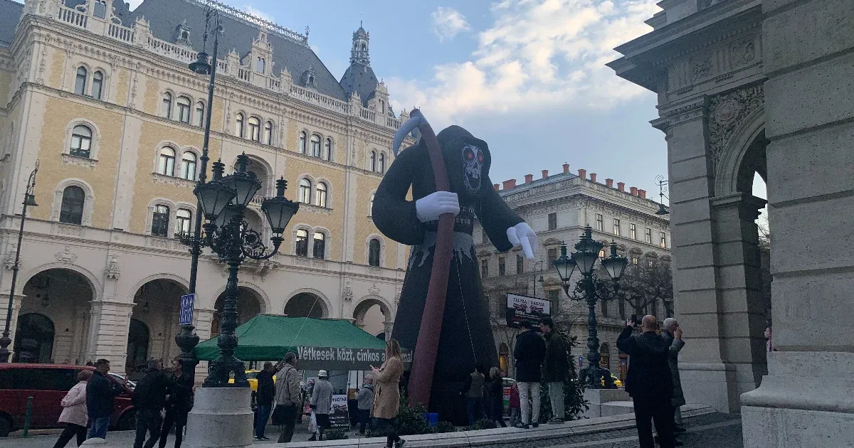 Egy több méter magas kaszásfigura jelent meg az Operaház előtt Egy több méter magas kaszásfigura jelent meg az Operaház előtt