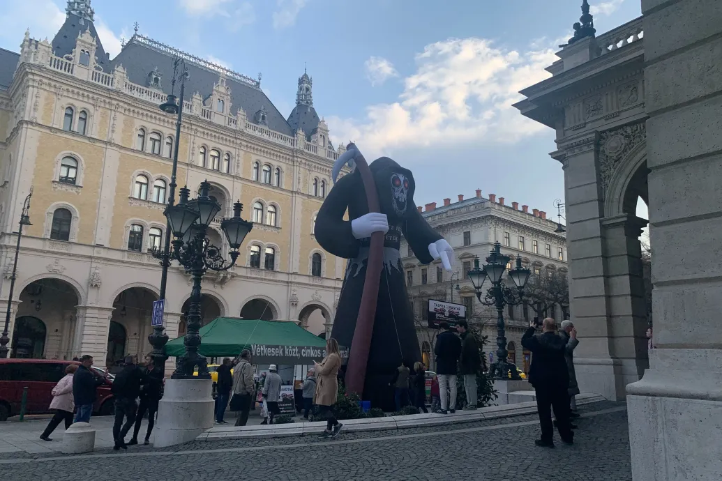 Egy több méter magas kaszásfigura jelent meg az Operaház előtt