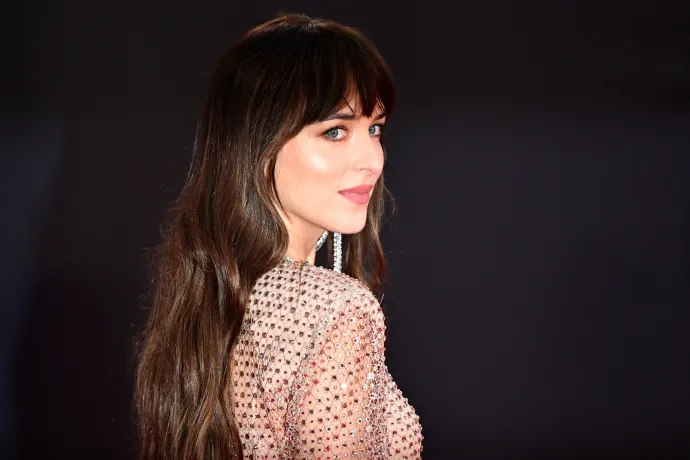 Hat év után eljegyezte egymást Chris Martin és Dakota Johnson