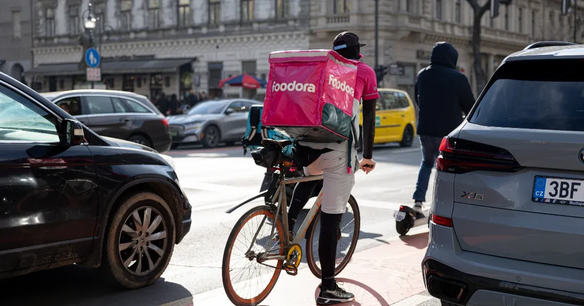 Szigorít a Foodora, érdemes személyivel készülnünk, ha alkoholt rendelünk