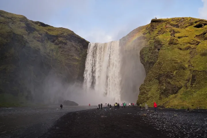 Skógafoss, bike, with Mount Pétursey and the Gjáin Valley in the background – Photography: Martin Ferenc