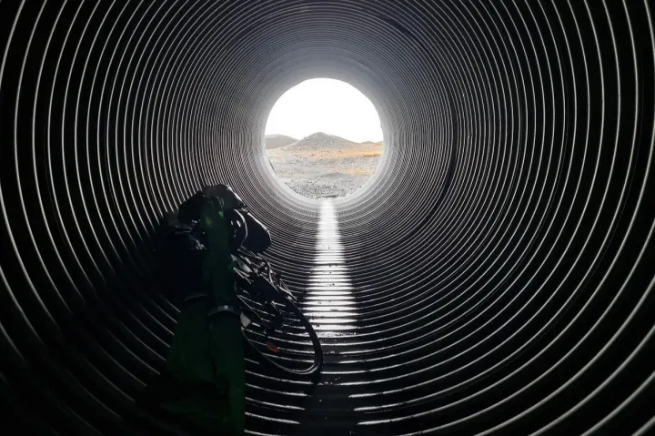 Stokesness and the Tube - Photography: Martin Ferenc