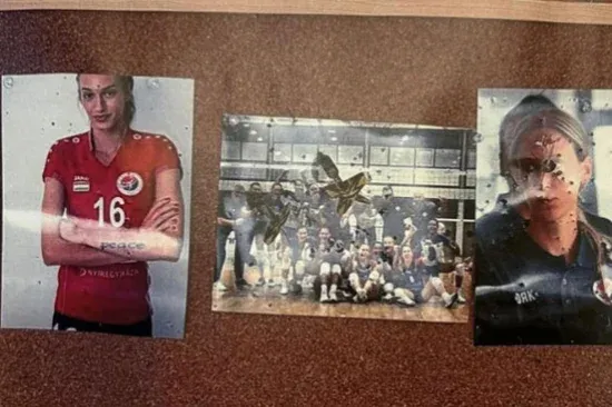 Darts nyilakkal teleszurkált képek, minősíthetetlen bekiabálások – eldurvult rivalizálás a női röplabdaligában