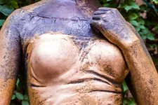 Kilyukadt a veronai Júlia-szobor melle a sok simogatástól