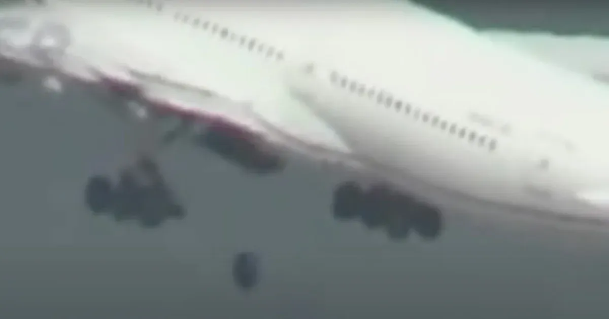 Felszállt a Boeing 777-es, szinte azonnal kiszakadt a kereke