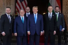 Ő a főnök, nagyszerű vezető – baráti találkozón fogadta Trump Orbánt floridai birtokán