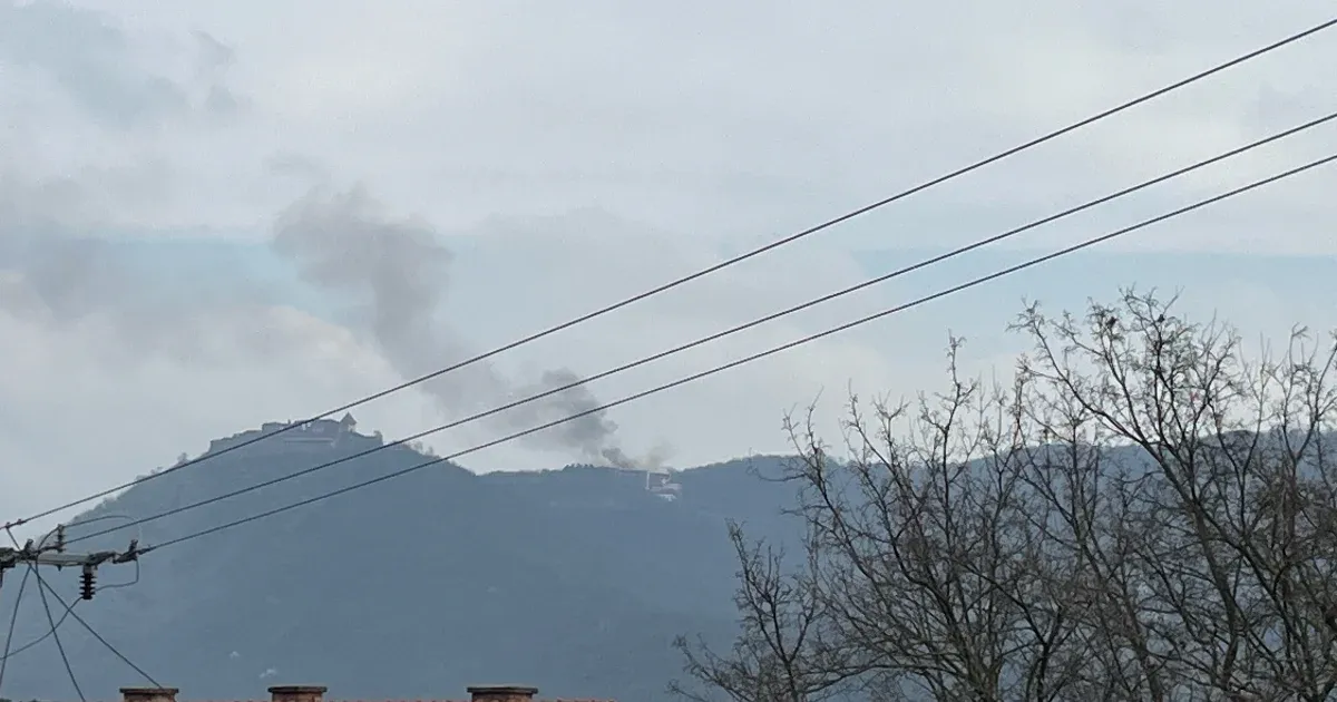 Kigyulladt a visegrádi Hotel Silvanus, nagy erőkkel vonultak a tűzoltók a helyszínre