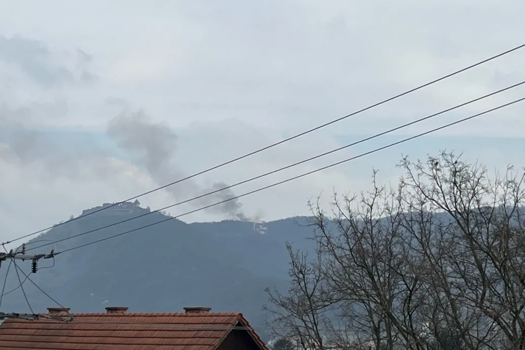 Kigyulladt a Hotel Silvanus Visegrád épülete, nagy erőkkel vonultak a tűzoltók a helyszínre