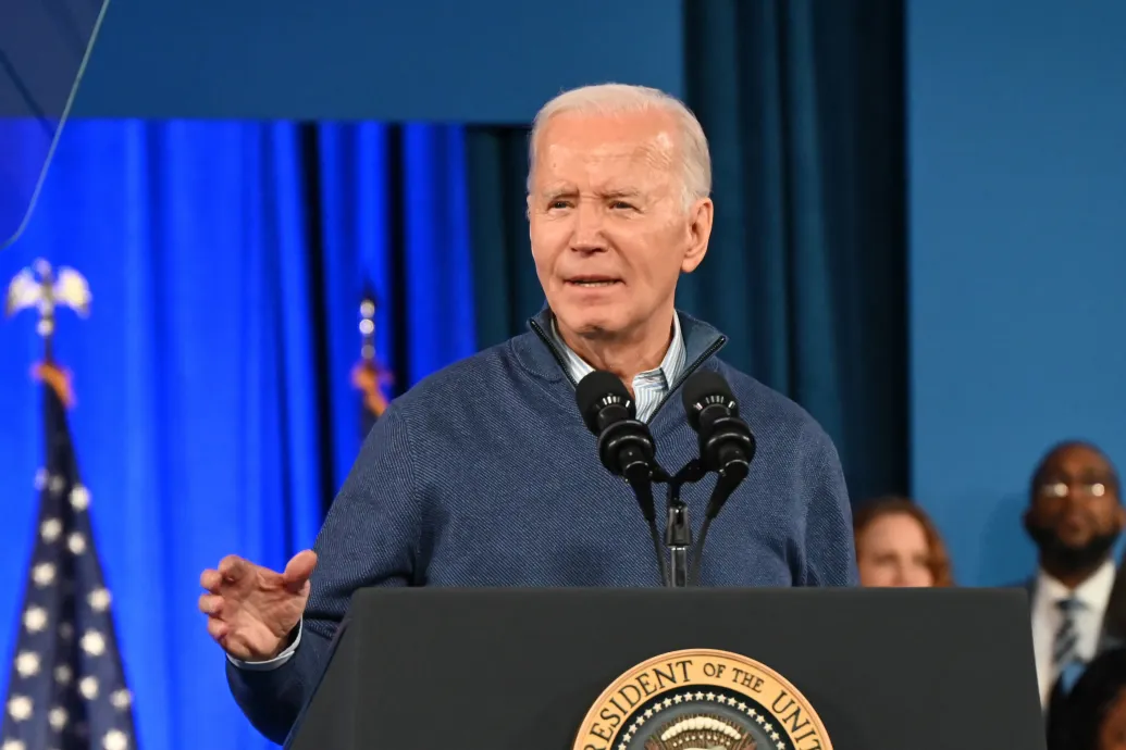Joe Biden már Orbánnal ijesztgeti a demokrácia híveit