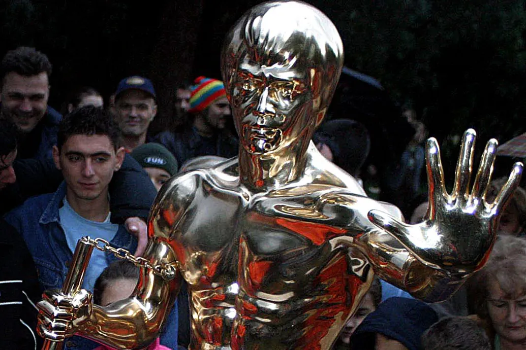 Ellopták és darabokra vágták Bruce Lee szobrát Mostarban