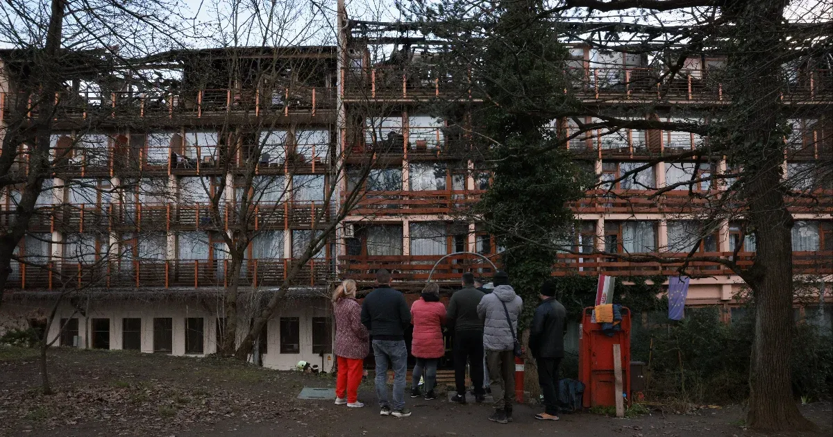 „Megszólaltak a riasztók, és kitereltek minket” – képek a visegrádi szállodatűz helyszínéről