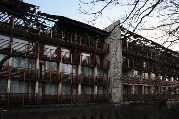 Tűzoltók és vendégek a kiégett visegrádi Hotel Silvanusnál – Fotók: Hevesi-Szabó Lujza / Telex
