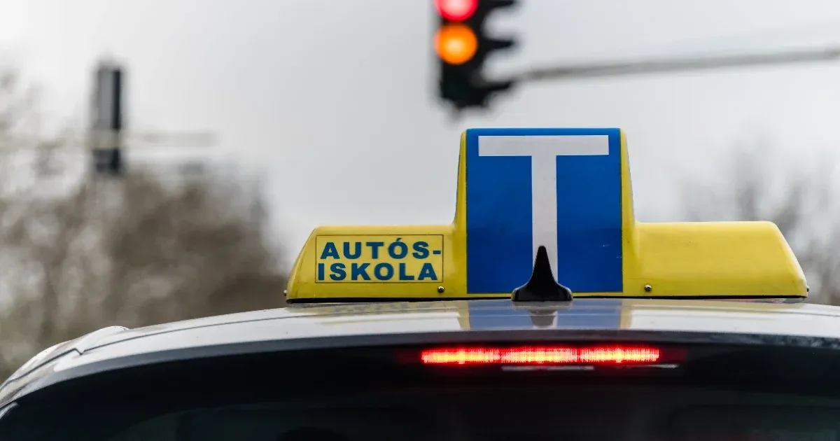 Túl profin vezetett a forgalmi vizsgán, lebukott, hogy az ismerőse helyett vizsgázik
