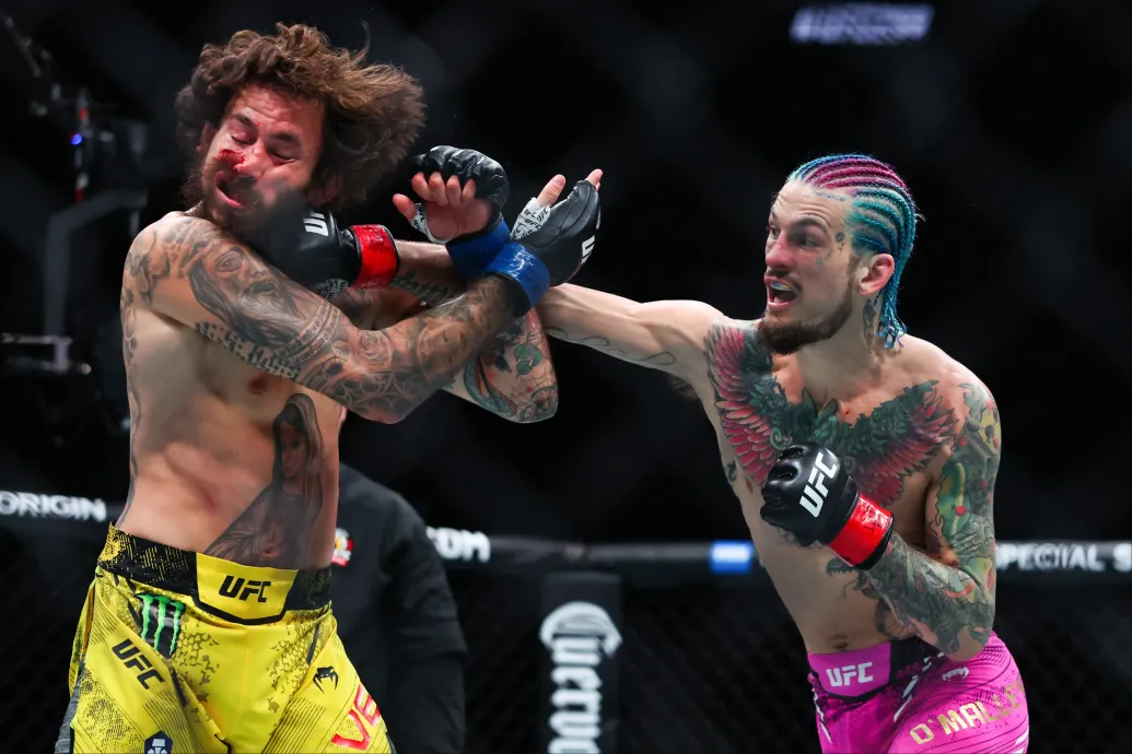 230 találattal védte meg címét a legszínesebb UFC-bajnok