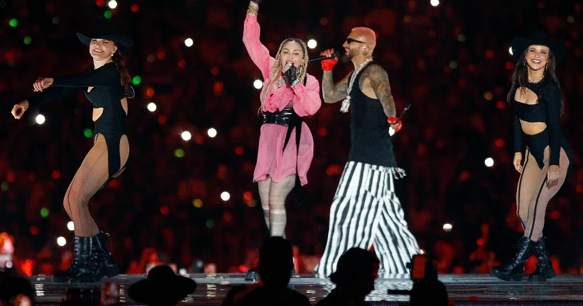 Madonna lekiabált a színpadról egy rajongónak, hogy miért nem áll fel táncolni, kiderült, hogy azért, mert kerekesszékes