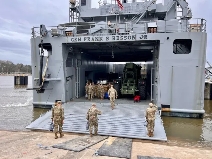 Az ideiglenes móló építésére küldött amerikai hajó – Fotó: amerikai hadsereg Twitter-oldala