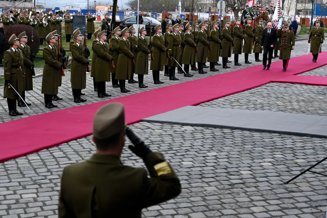 Sulyok követendőnek tartja Novák Katalin munkáját, de a nevét ő sem mondta ki