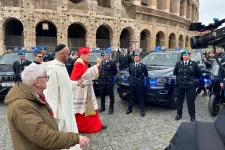 Erdő Péter autókat áldott meg Rómában, a járművek dudálással köszönték meg