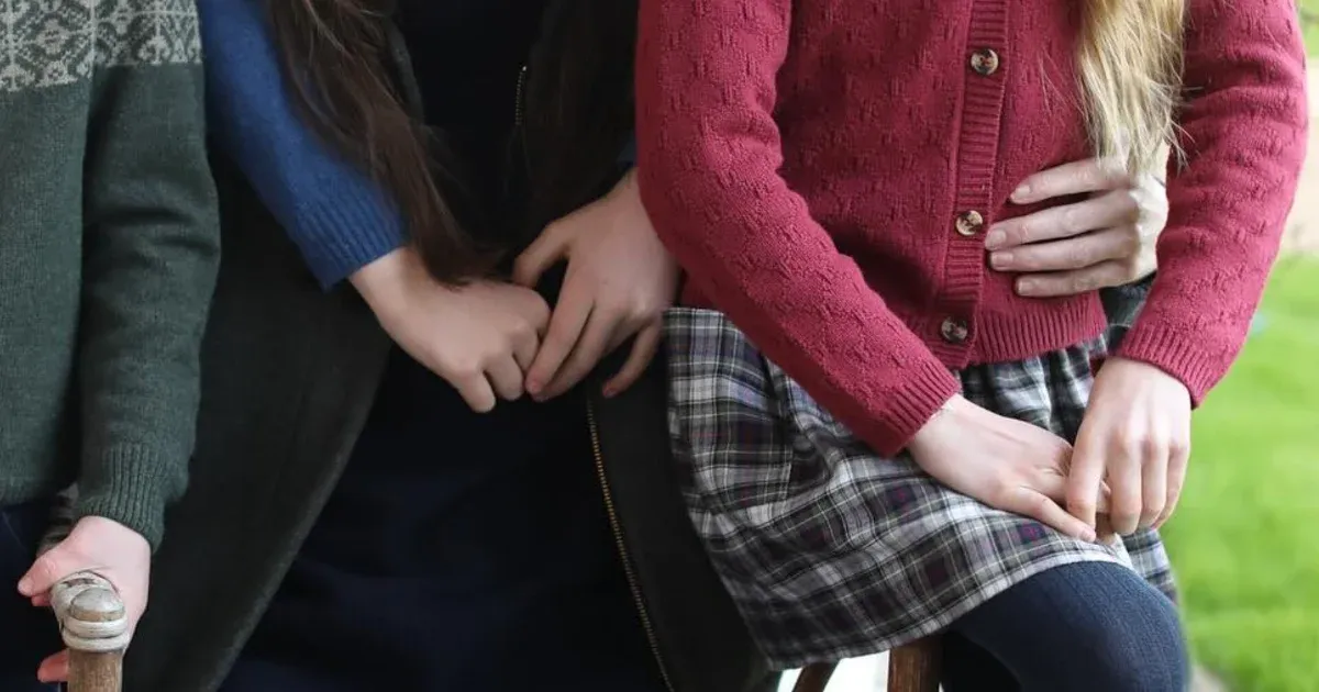Egy gyanús bal kéz miatt több fotóügynökség is törölte a Katalin hercegnéről készült képet