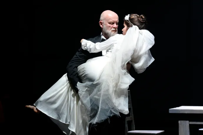 Továbbra is lábadoznak és kártérítésre várnak a Nemzeti Színház előadás közben megsérült színészei