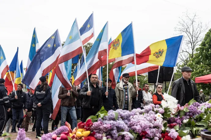 Gauguz és moldovai zászlókat tartanak a résztvevők 2023. május 9-én, Comratban, a II. világháború befejezésének évfordulós ünnepét jelentő Győzelem napján – Fotó: Diego Herrera Carcedo / Anadolu Agency