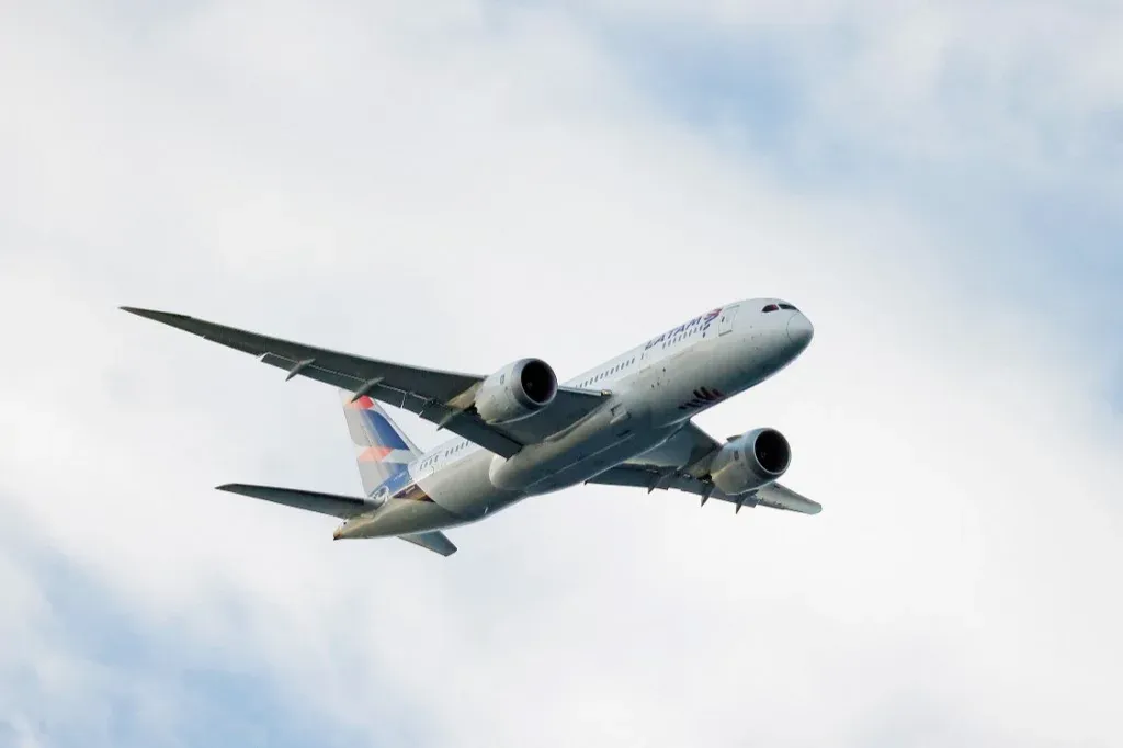 Ötvenen sérültek meg egy Sydneybe tartó Boeing fedélzetén, amikor a gép hirtelen veszített repülési magasságából
