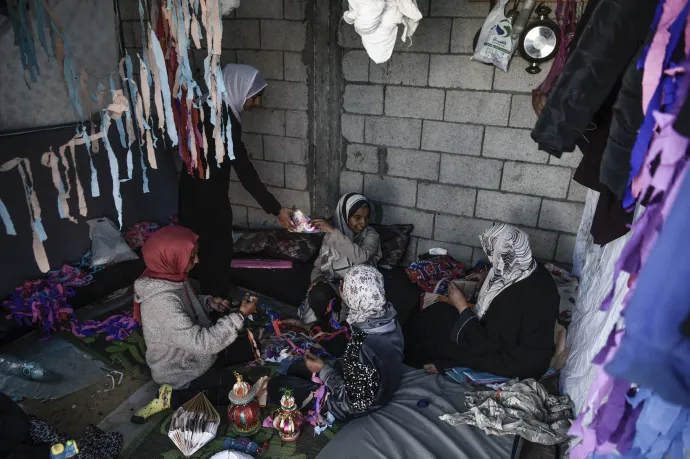 Egy palesztin család díszeket készít rmadanra Rafahban – Fotó: Abed Zagout / Anadolu / AFP