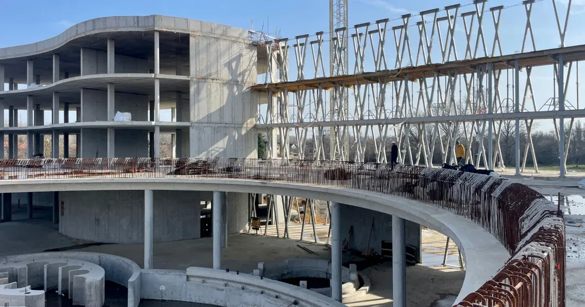 Betontorzó Szolnokon: luxushotelt ígértek állami milliárdokból, most a hatóság leállíttatta az építkezést