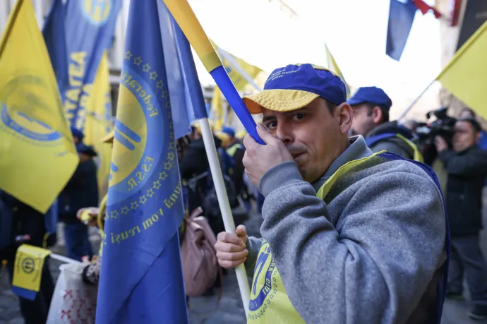 A kormány épülete előtt tüntetnek az egészségügyi alkalmazottak