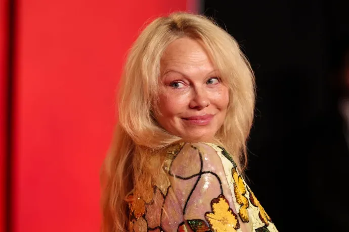 Pamela Anderson a 2024-es Vanity Fair Oscar-bulin a Wallis Annenberg Center for the Performing Artsban 2024. március 10-én a kaliforniai Beverly Hillsben – Fotó: Christopher Polk / Variety via Getty Images 