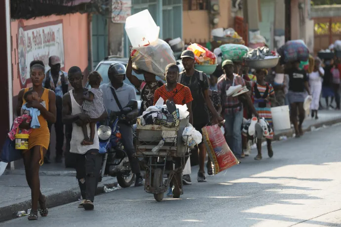 Port-au-Prince-ből menekülő lakosok 2024. február 29-én – Fotó: Ralph Tedy Erol / Reuters