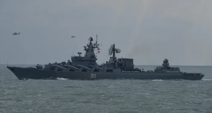 Az orosz Csendes-óceáni flotta kötelékébe tartozó 187 méter hosszú Varjag rakétáscirkáló 2022. júliusában,a Dél-kínai-tengeren tartott közö orosz-kínai hadgyakorlaton Fotó: Li Yun / Xinhua via AFP