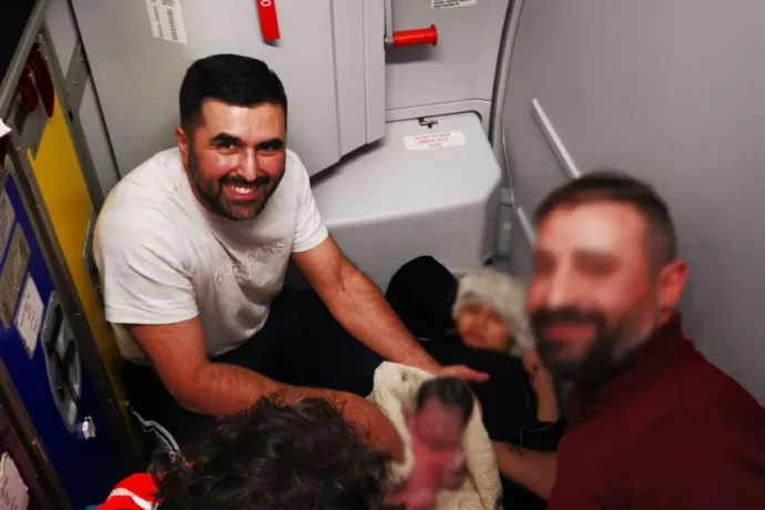 A Wizz Air gépén hozta világra kisbabáját egy nő, szerencséjére volt orvos a fedélzeten