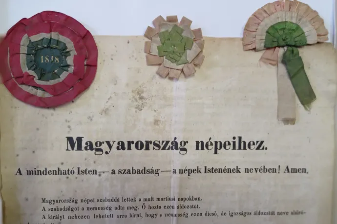 Eredeti, 1848-as kokárdákat is őriznek sok más között a győri múzeumban – Fotó: Laczó Balázs / Telex
