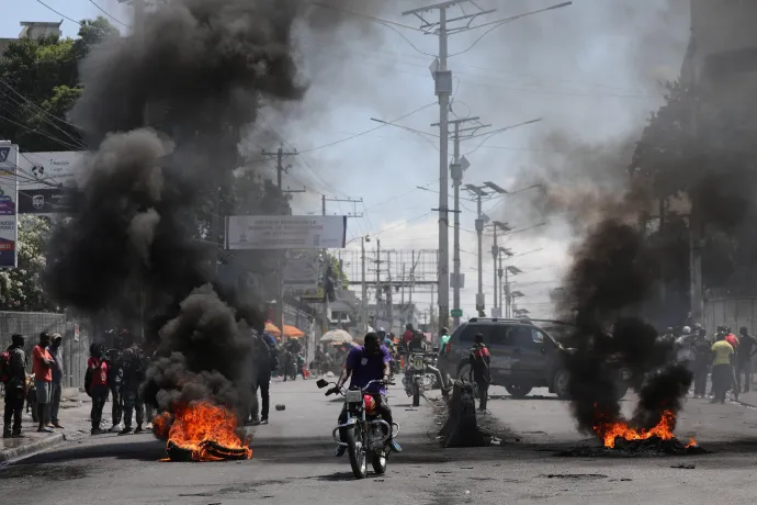 Lángoló barikádokat emeltek a tüntetők 2024. március 7-én Port-au-Prince-ben, miután a kormány bejelentette, hogy még egy hónappal meghosszabbítják a szükségállapotot – Fotó: Ralph Tedy Erol / Reuters
